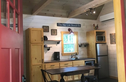 Bristol Cottage | Next Avail. Aug 22 - 3 night min - AC - Premier Cottage, King Bedroom, Pets Free
