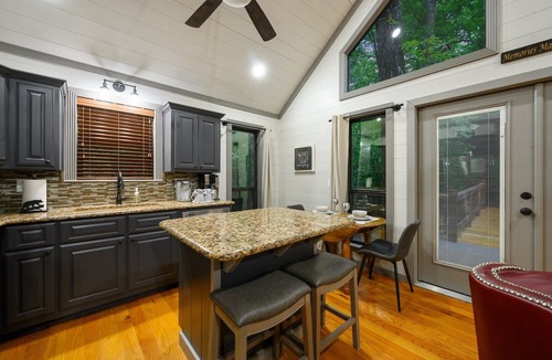 Broken Bow Cabin | Oakridge Honeymoon Cabin- King Bed, Hot Tub & Fireplace