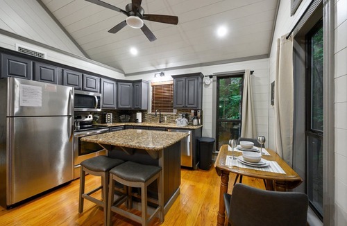 Broken Bow Cabin | Oakridge Honeymoon Cabin- King Bed, Hot Tub & Fireplace