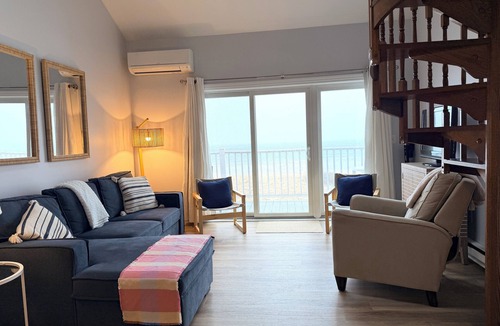 Ocean Park Condo | Oceanfront Condo: Walk to Pier & Balcony Views