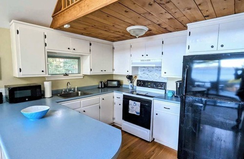 Hancock Point House | Oceanfront Cottage with Fire Pit & Stunning Views, beach access!