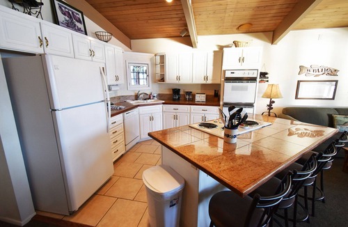 Dillon Condo | On Lake! Top Floor Views, Deck! Elevator, Hot Tub. Walk to Concerts, Marina
