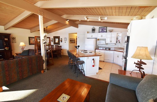 Dillon Condo | On Lake! Top Floor Views, Deck! Elevator, Hot Tub. Walk to Concerts, Marina