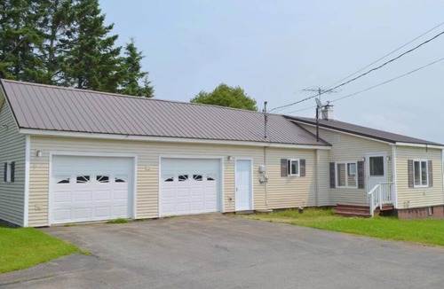 Sinclair House | On Long Lake with Direct Access to Trails-L & R Lakeside Rentals