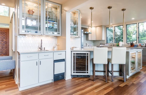 Edgewater House | On the Waterfront Luxury Chalet w Multiple Suites, Private Pier and Hot Tub in Edgewater