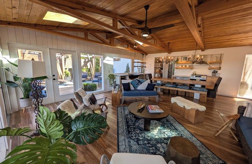 Barton Hills House | Parkside INCREDIBLE location-VIEWS-Kayak, SUP, Pool, Gorgeous Hikes-Restaurants
