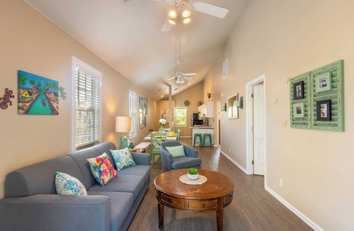 Truman Annex House | Parrot Perch by Avantstay Old Town Key West w/Shared Pool Month-long Stays Only
