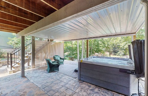 Huddleston House | Pawsitive Retreat - Pet Friendly home with enclosed yard, hot tub, 2 Kayaks, 2 SUPs & inflatables