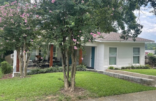 Guntersville House | Perfectly located cottage in the heart of town! Walk to everything!