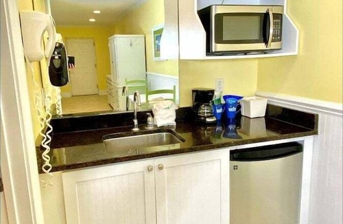 Atlantic Beach Hotel | Pet-friendly, 3 Blocks to Beach, Pool, #302