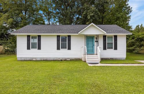 New Bern House | Pet-Friendly 3 BR Home with King Bed and Fenced Yard Near Downtown