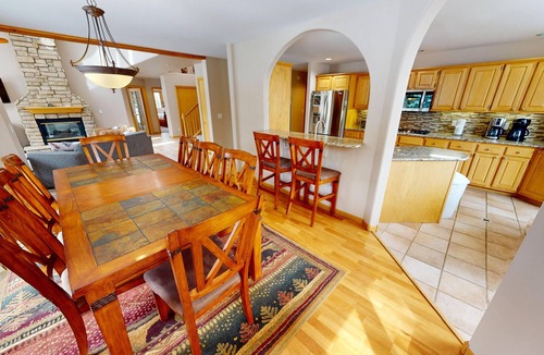 Three Peaks House | Pet Friendly, Private Hot Tub, Deck! BIG Home for Family/Teams. Near Events
