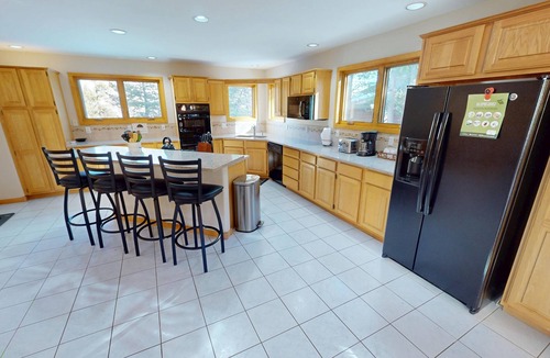 Three Peaks House | Pet Friendly, Private Hot Tub! Great for Gatherings, Teams. 2 Living Areas!