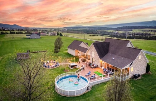 Luray House | Pet-Friendly · Private Pool · Hot Tub · Arcade · Movie Room · Epic Views & more!