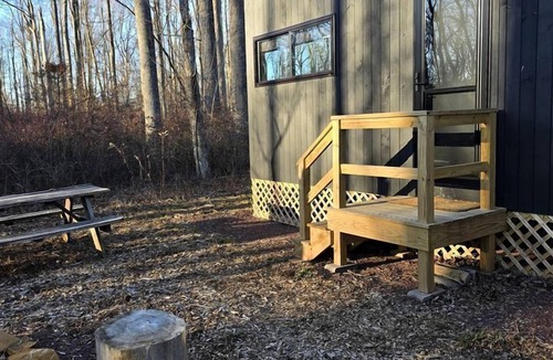Quakertown Cabin | Pine: Serene Tiny House Nestled in the Woods in Quakertown for a Romantic Glamping Getaway in Pennsylvania