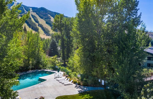 Warm Springs Condo | Pleasant Condo with Hot Tub Access and Beautiful Views