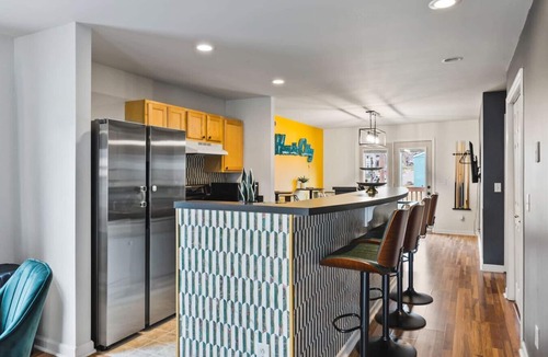 Hope Gardens House | Pool Table, WALK to Downtown, Bars + Farmers Market