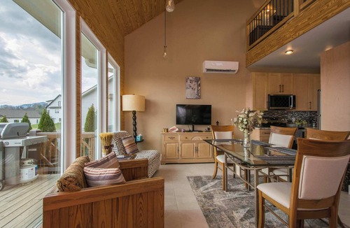 Candler House | Poolside ADU w Sauna Free Tix Tiki Bar Retreat