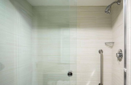 South Portland Hotel | Premium King Retreat w/Indoor Pool l Near Maine Mall & Old Port