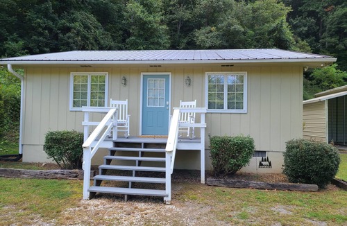 Waynesville Cottage | Private 1 bedroom cottage within minutes to town with covered bike parking!