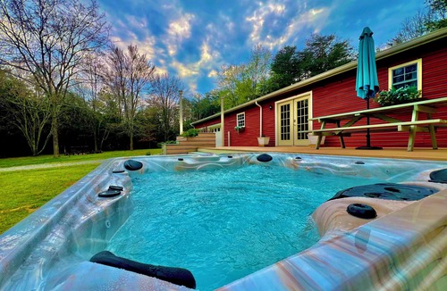 Ashland City House | Private 5-Acre Wooded Retreat + NEW Hot Tub & Fire Pit – 25m to Nashville