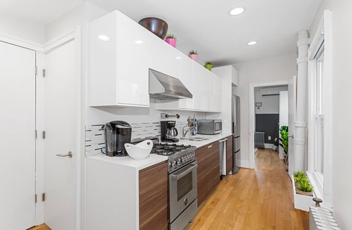 Harsimus Cove House | Private apartment, sleeps 6 - 15 mins to NYC and 20 mins to MetLife Stadium!
