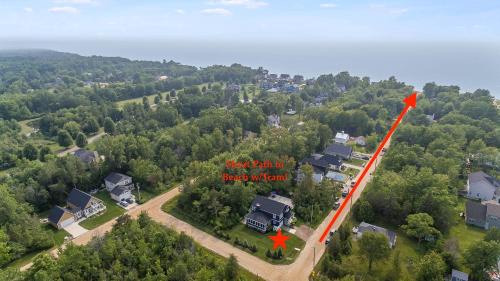 Miami Park House | Private Beach, Hot Tub, Basketball Court, Fire Pit, Screened Porch & SO Much More!