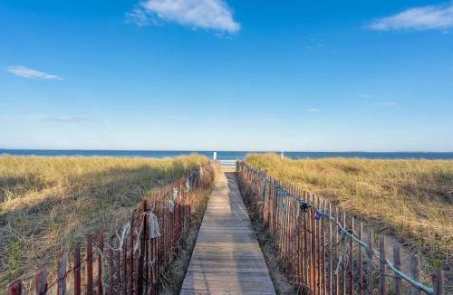 Ocean Park Apartment | Private Coastal 4 Bedroom Residence in the Heart of Ocean Park Maine with Nearby Beach Access