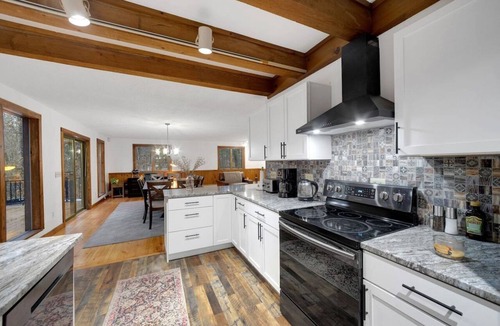Windham House | Private Pool & Hot tub! Minutes to Sebago Lake! Nature! Perfect all year-round.