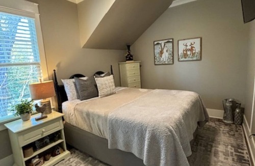 Roswell House | Private & Upscale Modern Carriage House - 7 Min Walk to Downtown!
