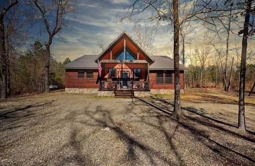 Hochatown Cabin | PROMO 10%OFF| Spacious Pet-Friendly Cabin w/Playground, Hot Tub & Fire Pit