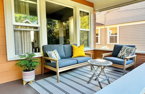 Belmont House | Quiet 2-bedroom Craftsman in SE Portland with central AC and 2 King beds