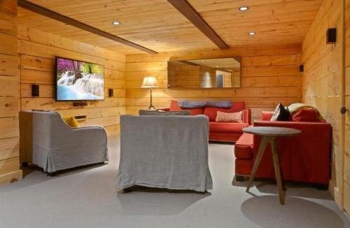 Southwest Harbor House | Quietside Quarterdeck Dual King Wings, Bunk Room, Fire Patio & Pet-Friendly