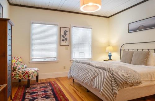 Southwest Harbor House | Quietside Quarterdeck Dual King Wings, Bunk Room, Fire Patio & Pet-Friendly