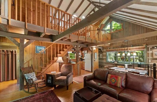 Mentone Cabin | Red Bird Roost: Best downtown location on the Brow. Feel the breeze on Cool St.