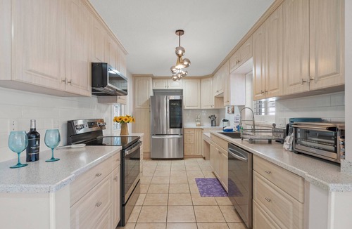 Gulf Gate Estates House | Relax in style at Coral Breeze! Your private Sarasota escape | Heated pool | Sunroom |