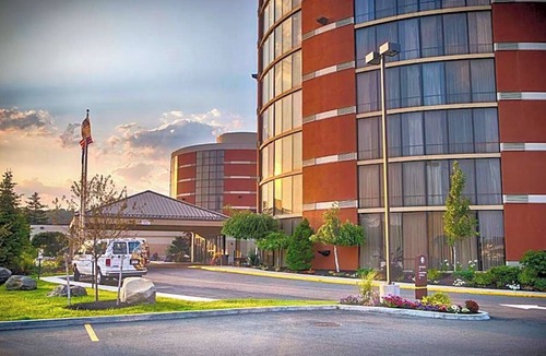 South Portland Hotel | Relax Near Old Port Portland l w/Heated Indoor Pool & Free Parking
