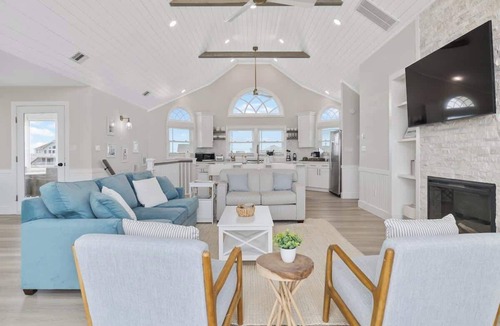 Waves House | Relaxing Oceanfront Retreat | Pool, Hot Tub & Beach - Sleeps up to 14!
