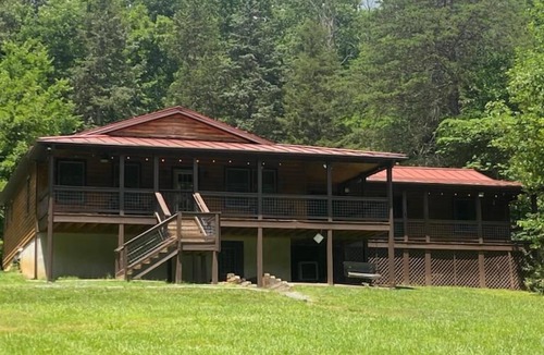 Luray Cabin | Remote Riverfront Cabin: Hot Tub * Fast Wi-Fi * Disc Golf * Pool Table * Games!