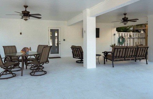 Holmes Beach House | Ride the Tide – Heated Pool Home | Steps to Holmes Beach | Heated Pool | Free WIFI & Trolley , NO Roads to Cross, Dog*(See Note)Allow