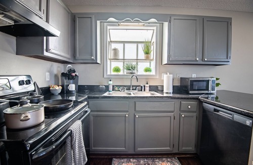 Five Points South Condo | Ridge Retreats Unit B - Balcony/Wifi/4 Queen Beds