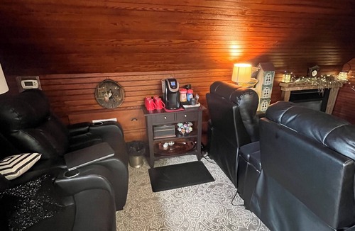 Hallowell Apartment | River View Retreat, Hot Tub, Balcony, Kayaks & Bikes