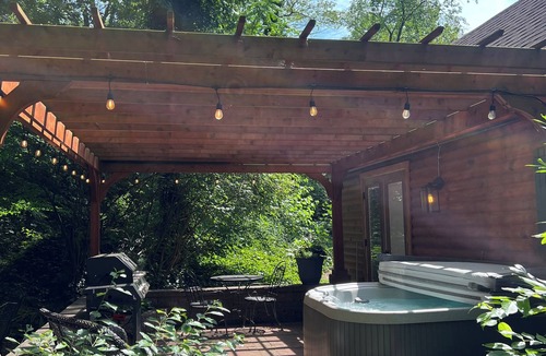 Wagontown Cottage | Romantic Cottage, with outdoor hot tub