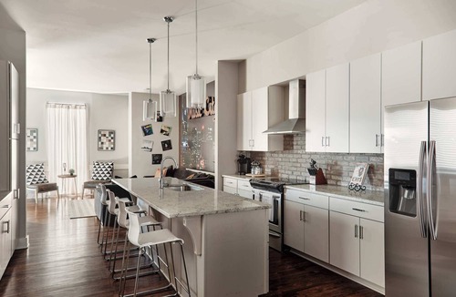 East Hill House | Rooftop, Karaoke & Game Garage In East Nashville | 10 Min to Nissan Stadium, Garage, Ping Pong, Karaoke, Axe Throwing, Shuffleboard, 10 Mins to Broadway, 5 Mins to Five Points, Perfect for Bachelors or Bachelorettes, 24 Hr Hospitality