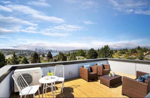 Wallingford House | Rooftop Patio with Waterview, Private Garden & Grill 3BR 3BA- Modern Cityscape