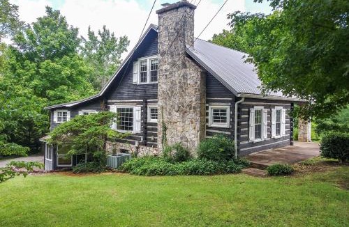 Dover House | Rustic Dover Retreat w/Porch - Walk to Boat Ramp!