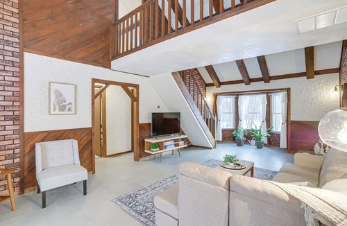 Middlebury House | Rustic Middlebury Retreat w/Yard & Fire Pit!