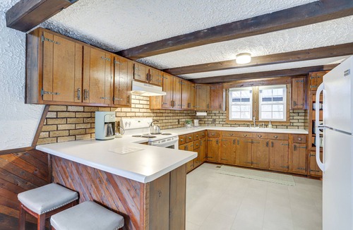 Middlebury House | Rustic Middlebury Retreat w/Yard & Fire Pit!
