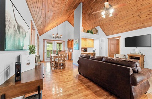Branson West Cabin | Rustic Stonebridge Cabin, near Silver Dollar City Pools>Golf>Lake>Nature