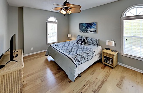 Vaught House | Savannah Shore 5 Walking distance to the beach!!